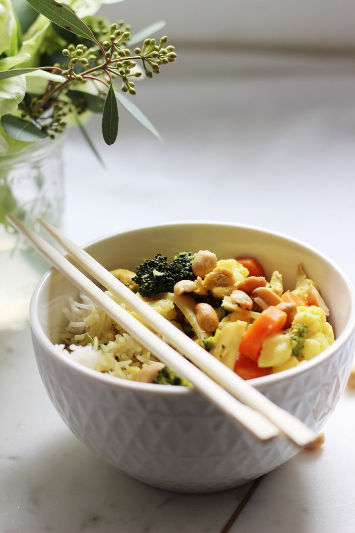 FOOD | Schnelles Thai-Curry mit Huhn, Kokosnuss und Erdnüssen ...