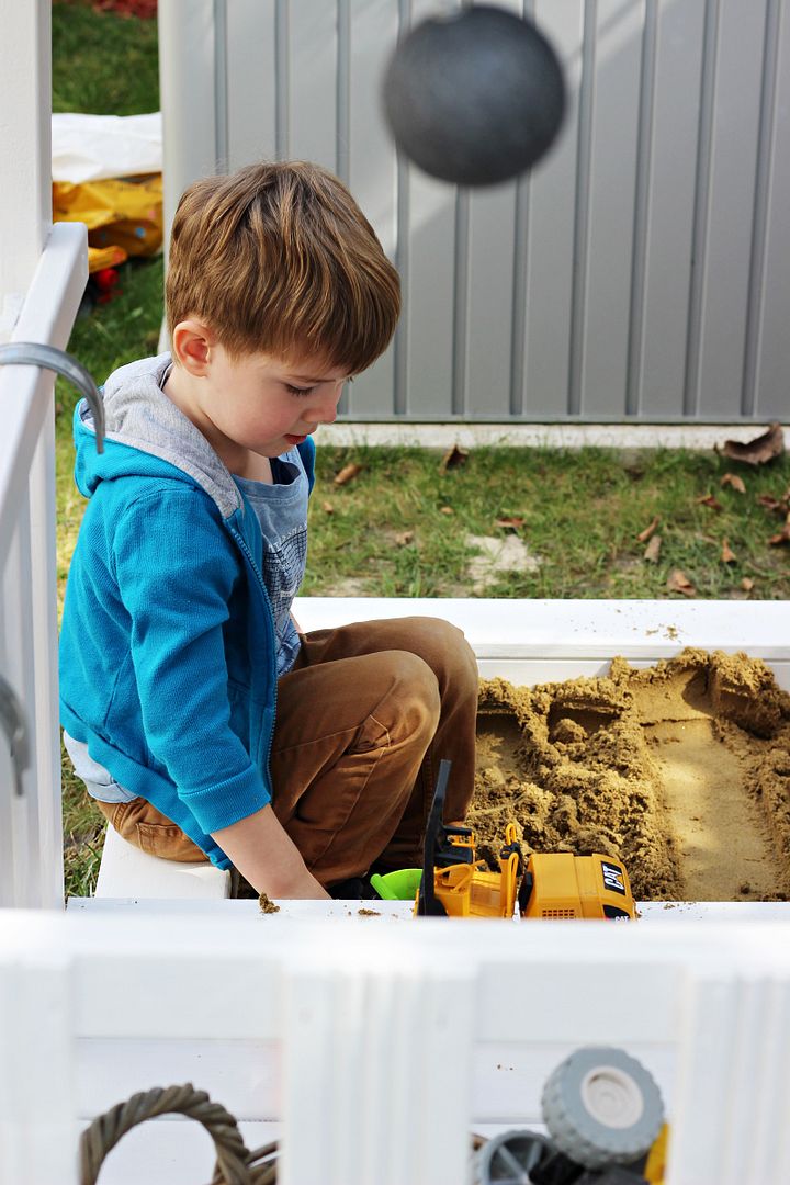 Living Diy Raus In Den Garten Spielhaus Mit Sandkasten Im Neuen Kleid Make Over Starlights In The Kitchen