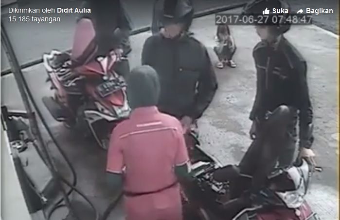 Lihat bocah perempuan duduk di SPBU