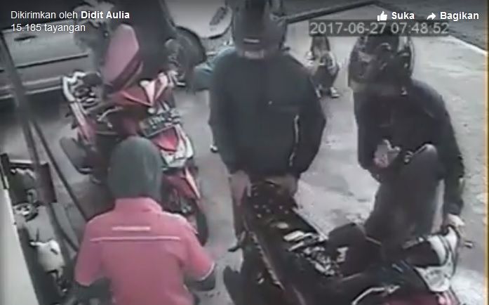 Dang sebuah mobil sedan