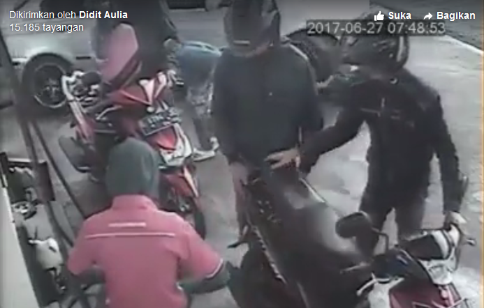 Bocah itu terlidas tepat di depan ban depan mobil sedan