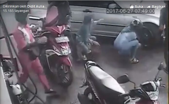Lalu keluarga dan orang yang ada di SPBU itu panik