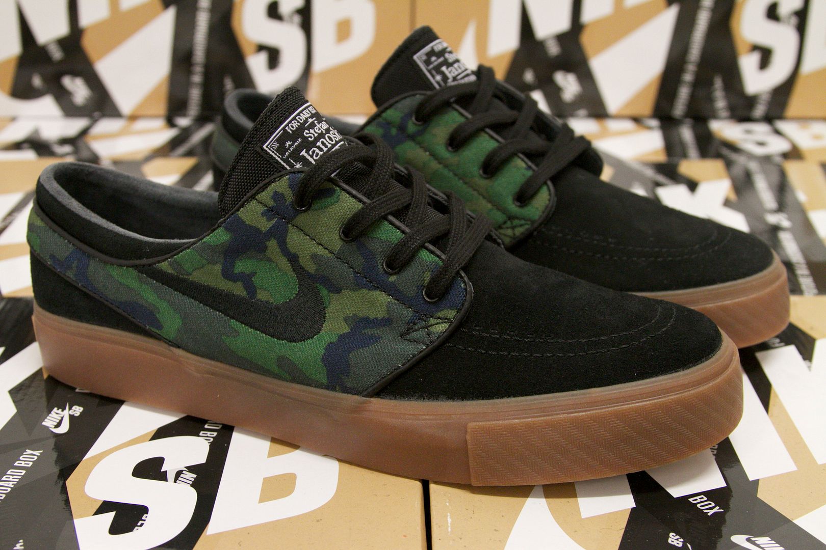 janoski black gumsole