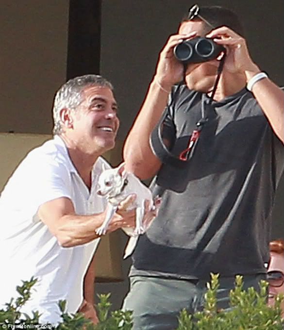 Джордж Клуни подшучивает над Алексом Родригесом, который явно за кем-то шпионит